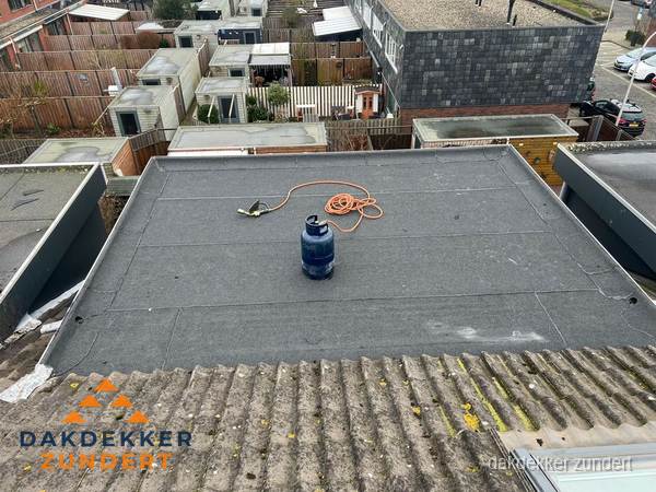 Plat dak met bitumen dakbedekking en brander in Zundert Plat dak met bitumen dakbedekking en brander in Zundert