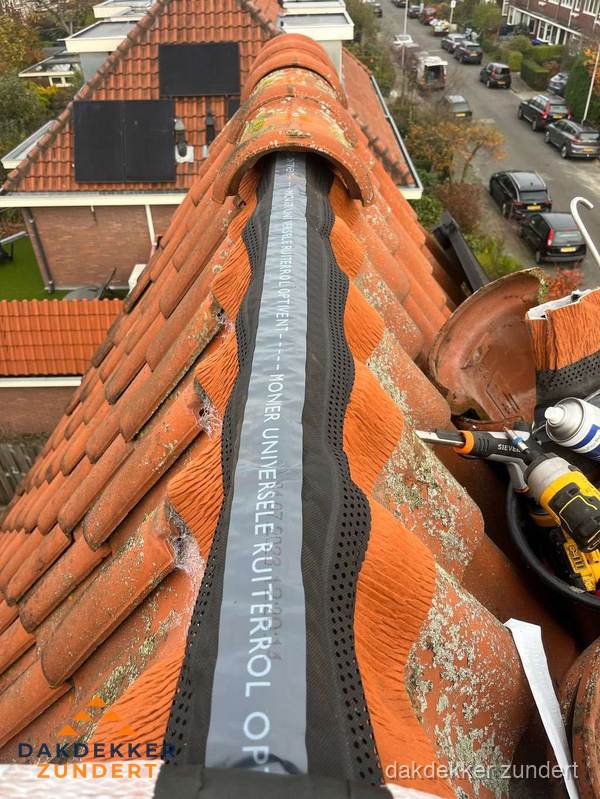 Dakdekker vervangt nokvorst met ruiterrol op pannendak in Zundert