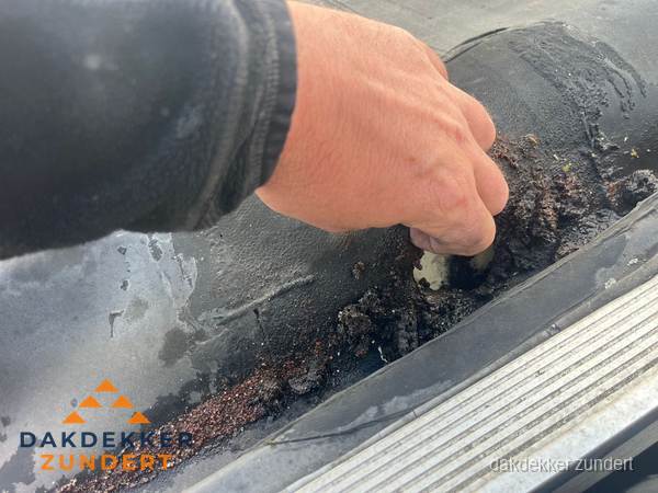 Schade aan bitumen dakbedekking op plat dak in Zundert Schade aan bitumen dakbedekking op plat dak in Zundert