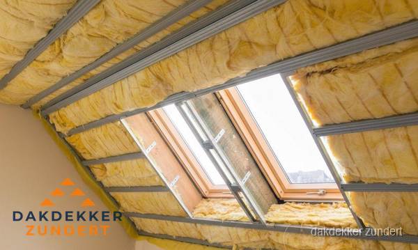 Schuin dak isoleren met glaswol bij dakraam in Zundert
