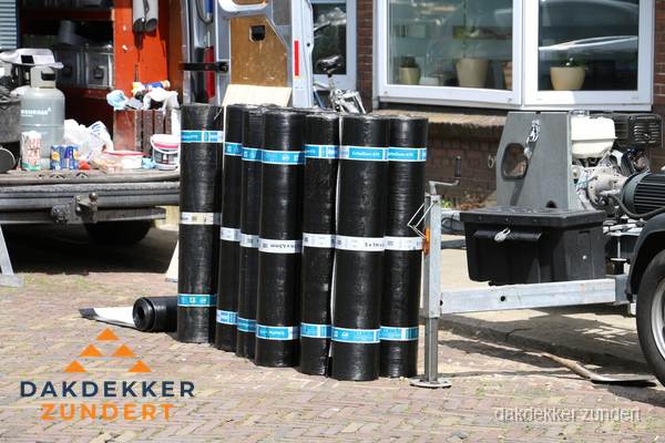 Rollen bitumen dakbedekking klaar voor daklekkage reparatie in Zundert