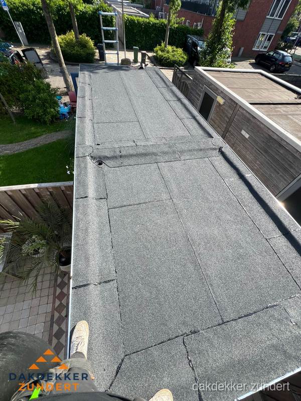 Bitumen plat dak rijtjeswoning vanuit dakdekker perspectief in Zundert