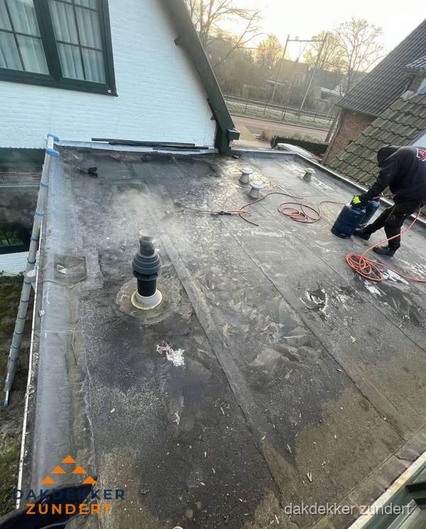 Dakdekker verhelpt daklekkage op plat dak in Zundert Dakdekker verhelpt daklekkage op plat dak in Zundert