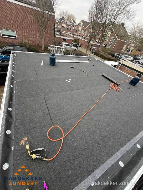 Afgewerkte dakrenovatie met bitumen op plat dak in Zundert Afgewerkte dakrenovatie met bitumen op plat dak in Zundert
