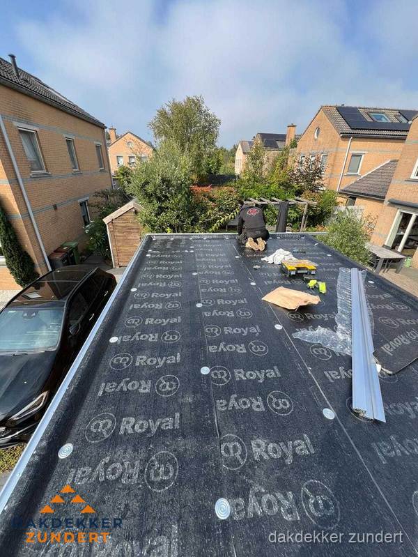 Nieuwe Royal bitumen dakbedekking op plat dak van aanbouw in Zundert