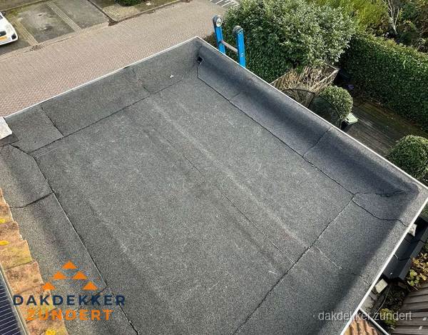 Gerenoveerd plat dak met nieuwe bitumen dakbedekking in Zundert